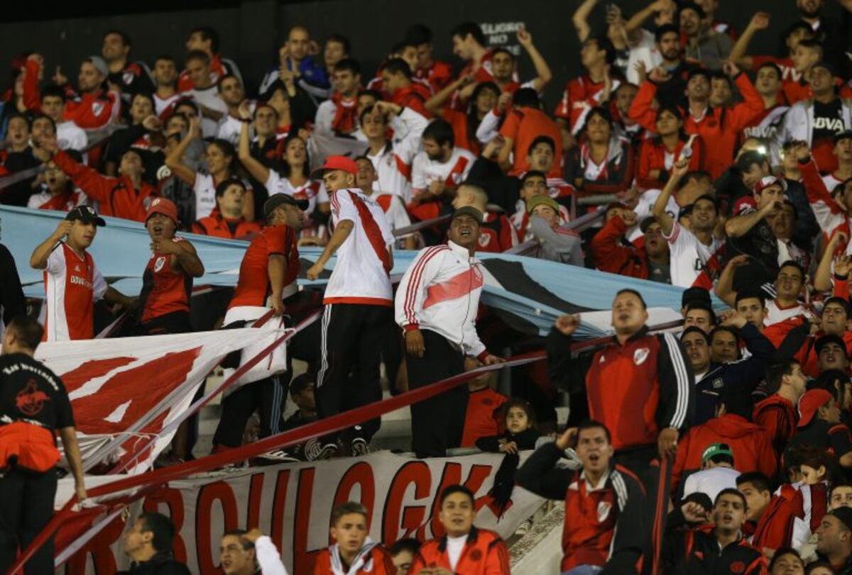 Allanamientos por el Superclásico: investigan el lanzamiento de bengalas marinas y exceso de aforo en el Monumental