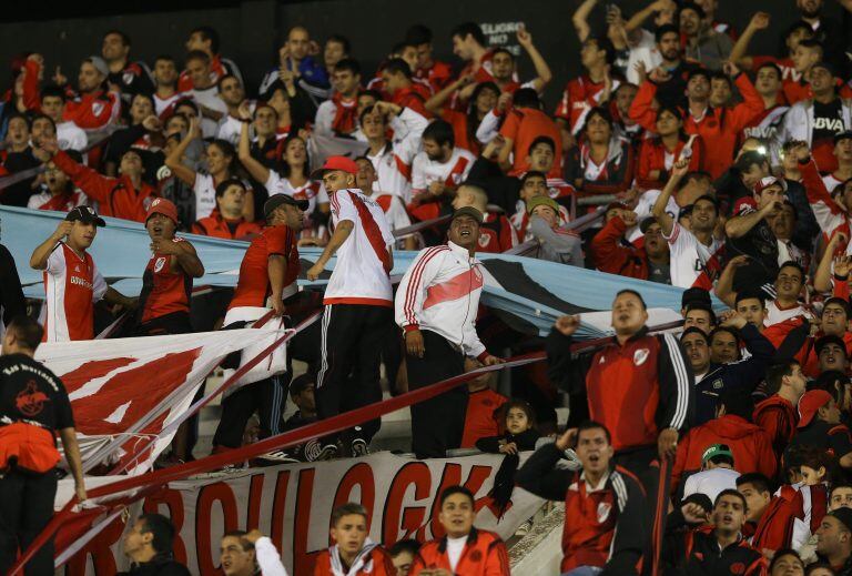 Hinchas hinchada de river plate alientan a su equipo (EFE).