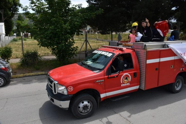 Eulalio "Coco" Muñoz paseando y saludando vecinos por las calles de Esquel, acompañado de una gran caravana de autos