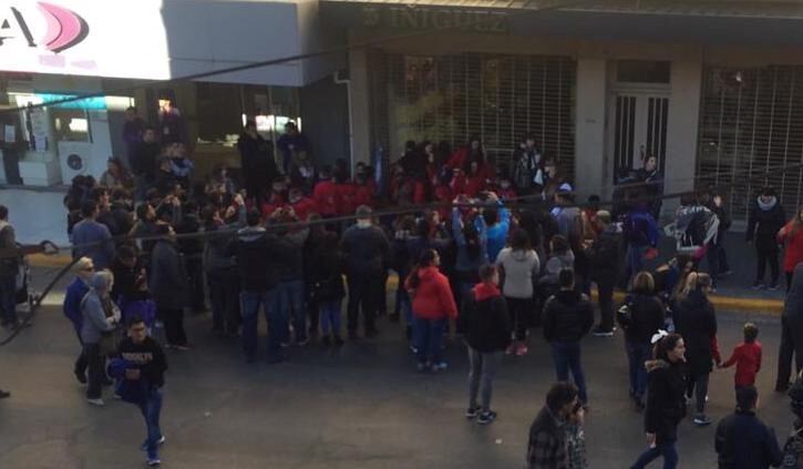 Los papás rodearon a los nenes de un jardín "para la foto" luego del desfile.