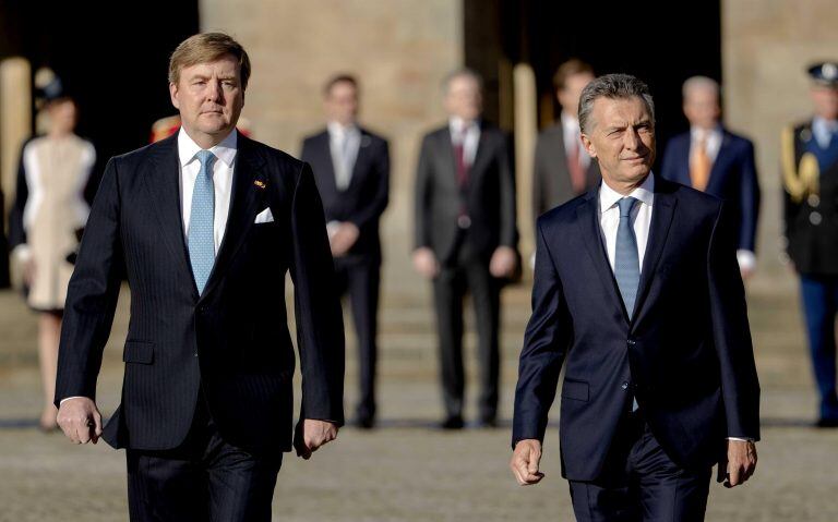 AMS01 AMSTERDAM (HOLANDA) 27/03/2017.- El rey Guillermo Alejandro de Holanda (izq) recibe al presidente argentino, Mauricio Macri, a su llegada a la plaza Dam en Amsterdam (Holanda) hoy, 27 de marzo de 2017, en el ámbito de su visita de Estado al país. EF