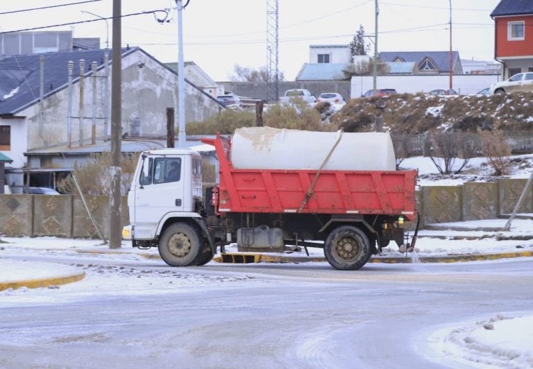 Limpieza por el Municipio de  nieve y hielo en Río Grande TDF