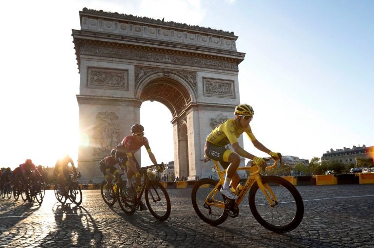 Egan corre frente al Arco del Triunfo en París. (Foto:AP/Thibault Camus)