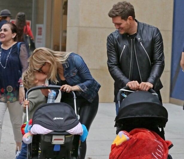 Lopilato y Bublé paseando en familia (Grosby Group)