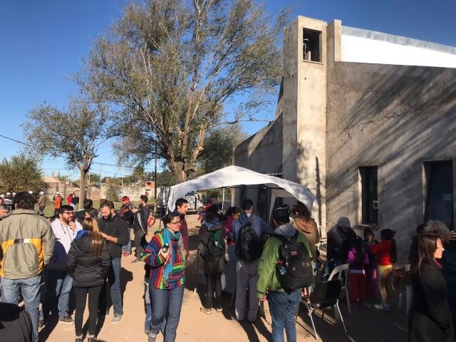 Hacinados en la capilla en Juárez Celman