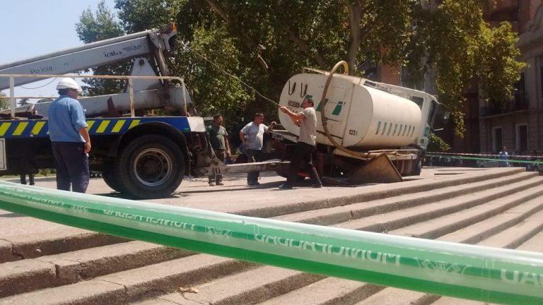 Cayó un camión cisterna en el Paseo Sobremonte.