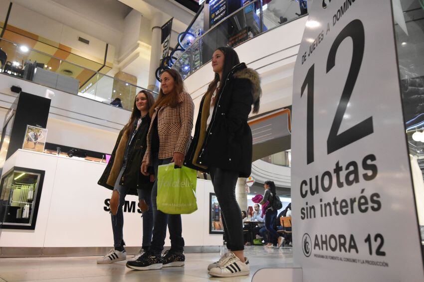 Ventas con tarjeta: ahora 12.  Gustavo Rogé / Los Andes