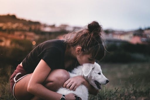 Besar el pelo de tu mascota si mantiene un lavado constante puede ser más sano que besar a un hombre con barba. (web)