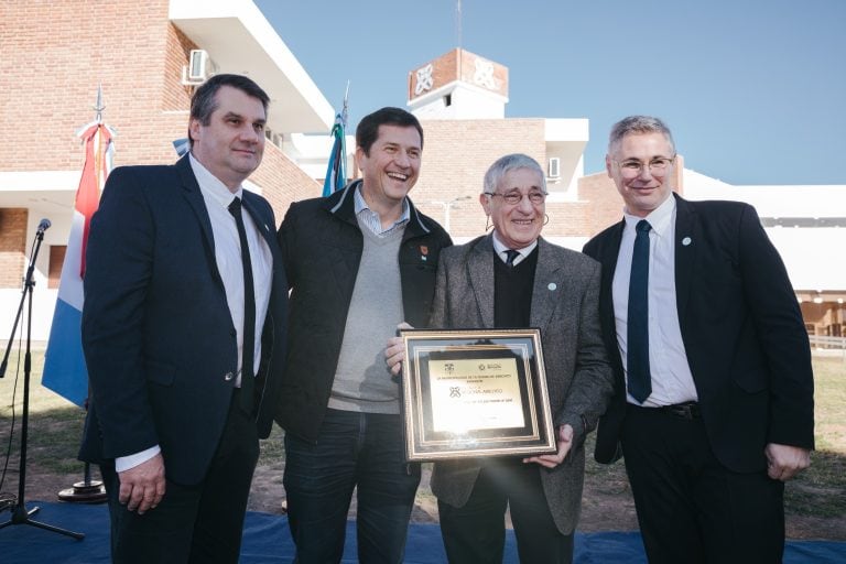 El intendente Cravero junto a los socios de la Clinica