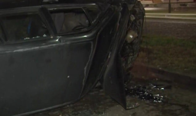 El Ford Galaxy apareció volcado en plena avenida pero su conductor no estaba. Investigan si se trata de un auto robado. (@canal5derosario)