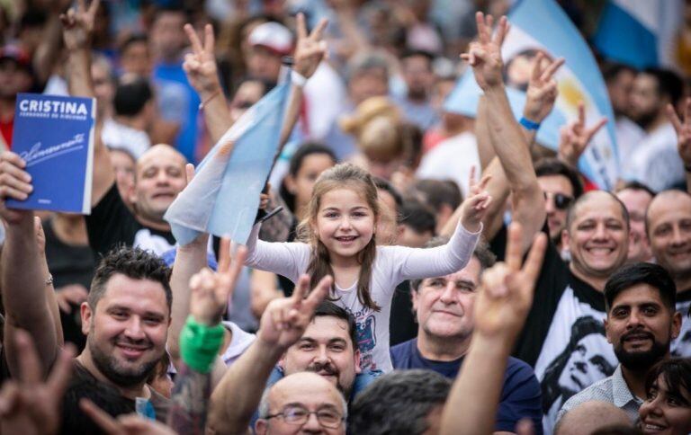 En la puerta del Polideportivo y sobre la Avenida Bustamante ya se encuentran unas 6.000 personas que esperan que la expresidenta las salude y les hable luego de presentar su libro. (Twitter(