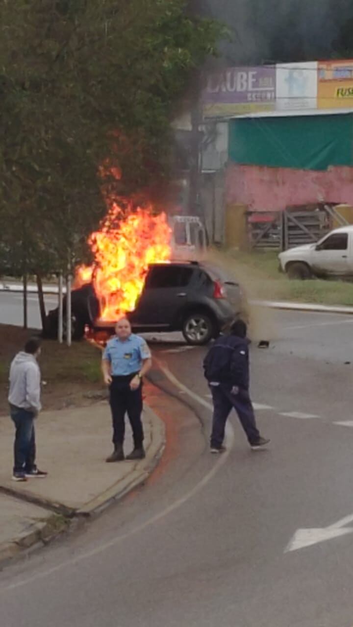 Incendio de vehiculo en Río Ceballos. (Foto: Vía Villa Allende)