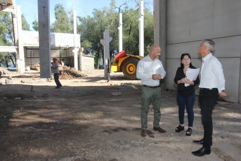 Directivos municipales en el lugar de la obra.