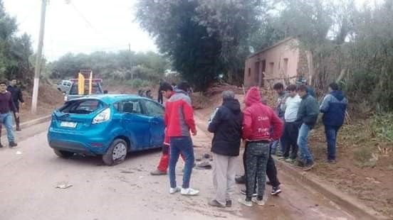 Bomberos, policías y vecinos colaboraron para que el automóvil quede en posición normal y evitar un incendio