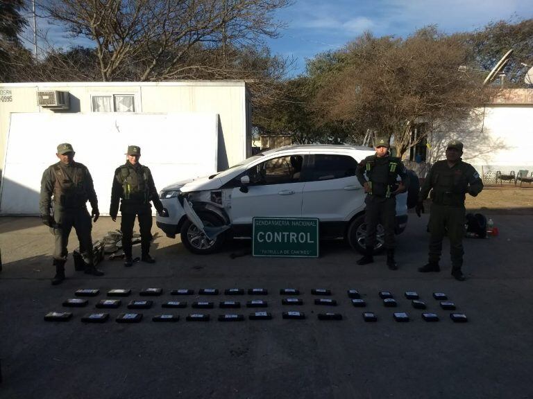 Uno de los vehículos capturados, con la droga hallada en su interior.