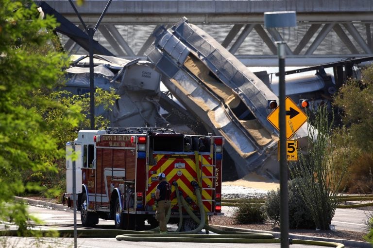 La Policía y los Bomberon se trasladaron al laugar del accidente. (AP)