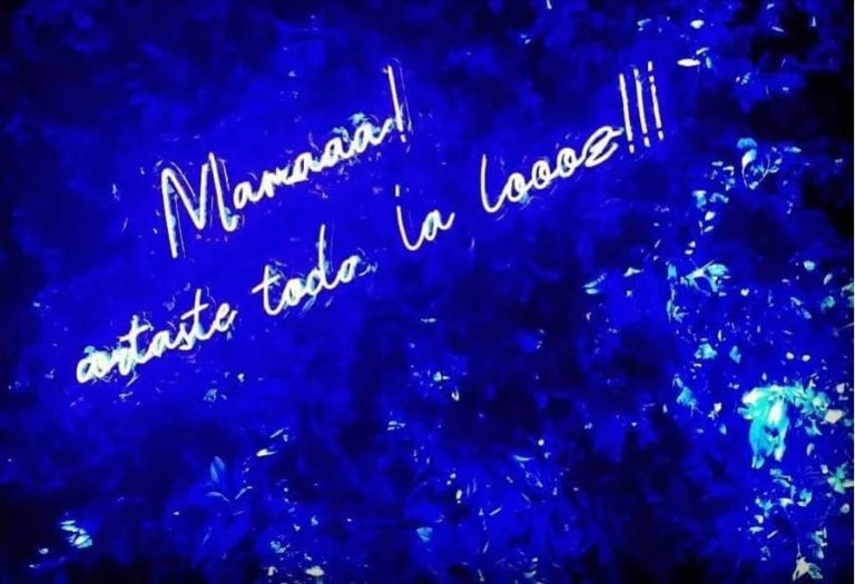 Martita Fort homenajeó a su papá con una mítica frase de él escrita en un cartel con luces de neón.