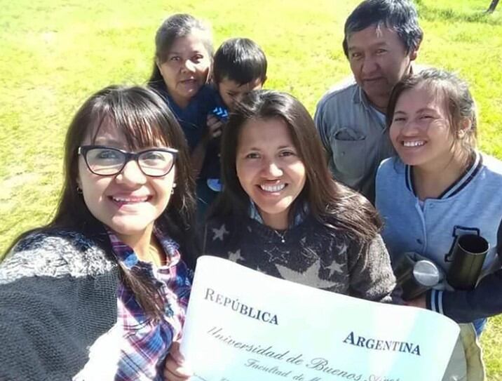 Sosteniendo el diploma junto a su familia. (Infobae)