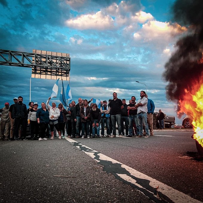 Vecinos y productores de Zavalla y Pujato también se manifestaron en el cruce de rutas 92 y 178