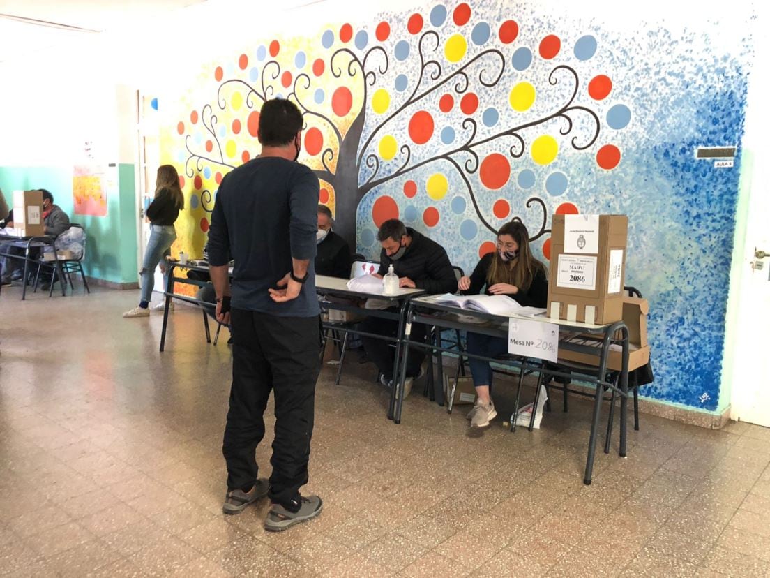 Largas filas fuera de las escuelas y escasa cantidad de votantes esperando por ingresar al cuarto oscuro. 