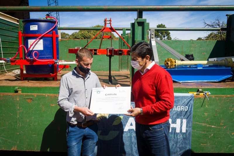 Entrega de maquinaria agrícola en Aristóbulo del Valle