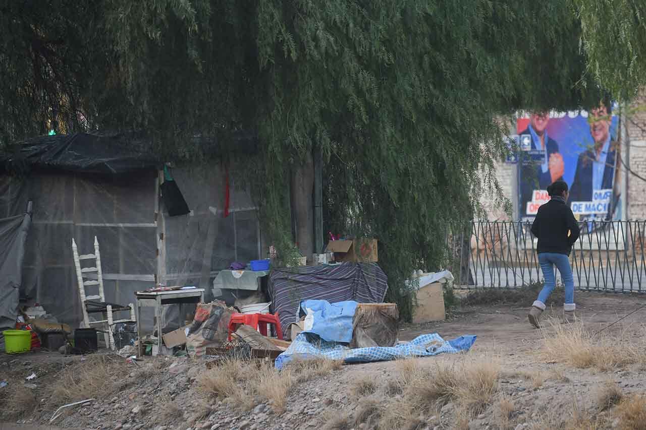 Personas que no tienen donde vivir y estan en situación de calle, viven en las plazas o en cualquier lugar de la ciudad.
En la Costanera viven cubriendose con nailon a la orilla del canal Cacique Guaymallén 

Foto:José Gutierrez / Los Andes