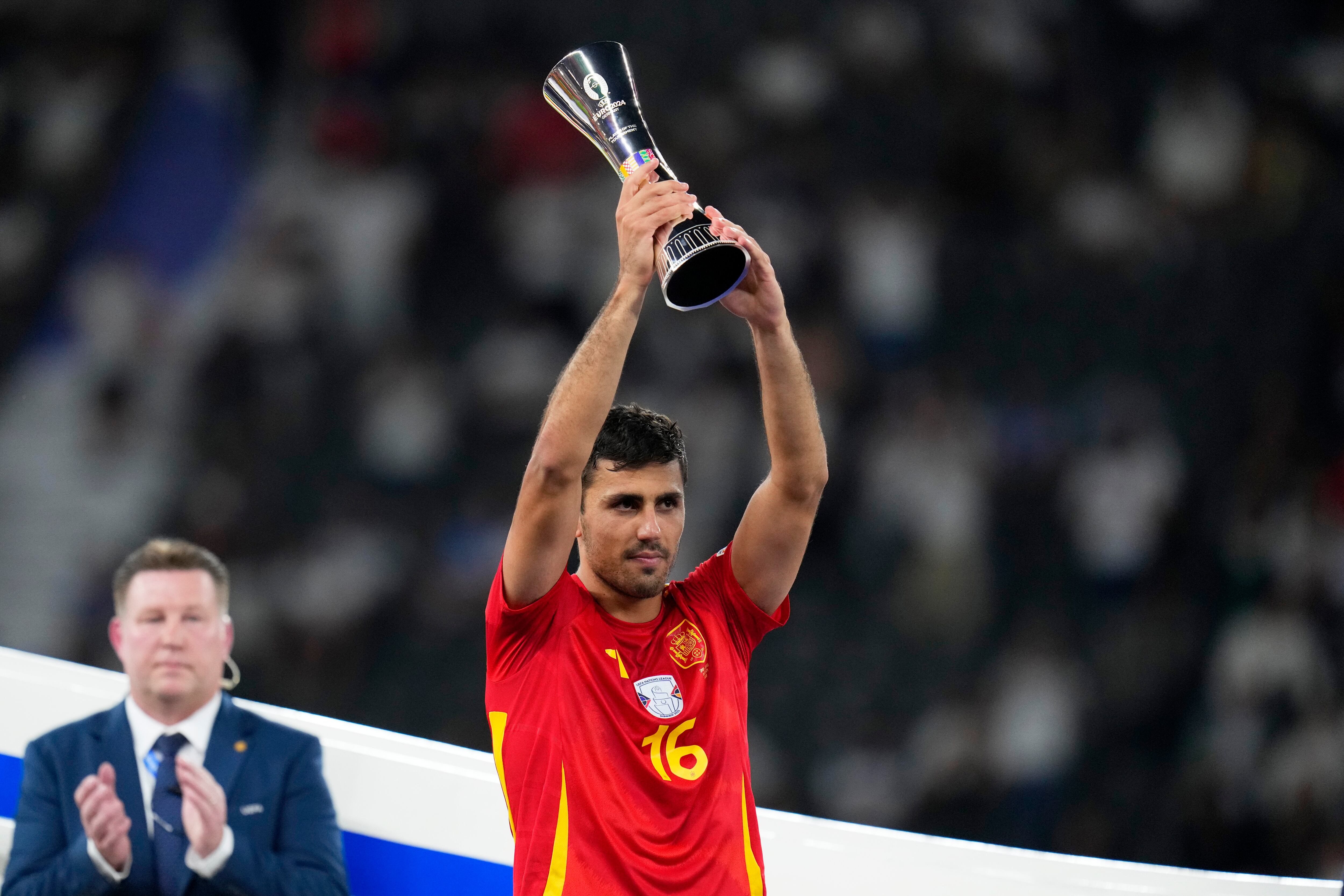 El español Rodri alza el troFeo del Mejor Jugador del torneo después de la final entre España e Inglaterra en la Euro 2024, en Berlín, Alemania, el domingo 14 de julio de 2024. España ganó 2-1. (AP Foto/Manu Fernandez)