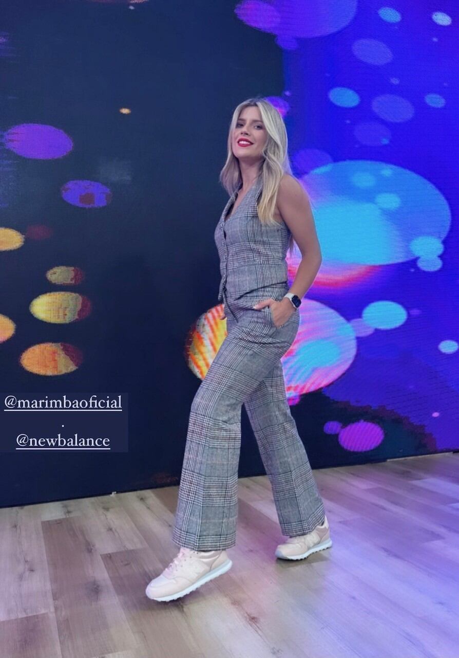 Laurita combinó su conjunto príncipe de gales con zapatillas deportivas.