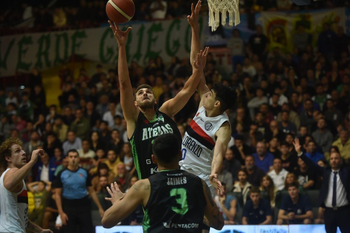 Atenas enfrentó a San Lorenzo por la serie de permanencia de la Liga Nacional de Básquet en el Cerutti. (Facundo Luque / La Voz)