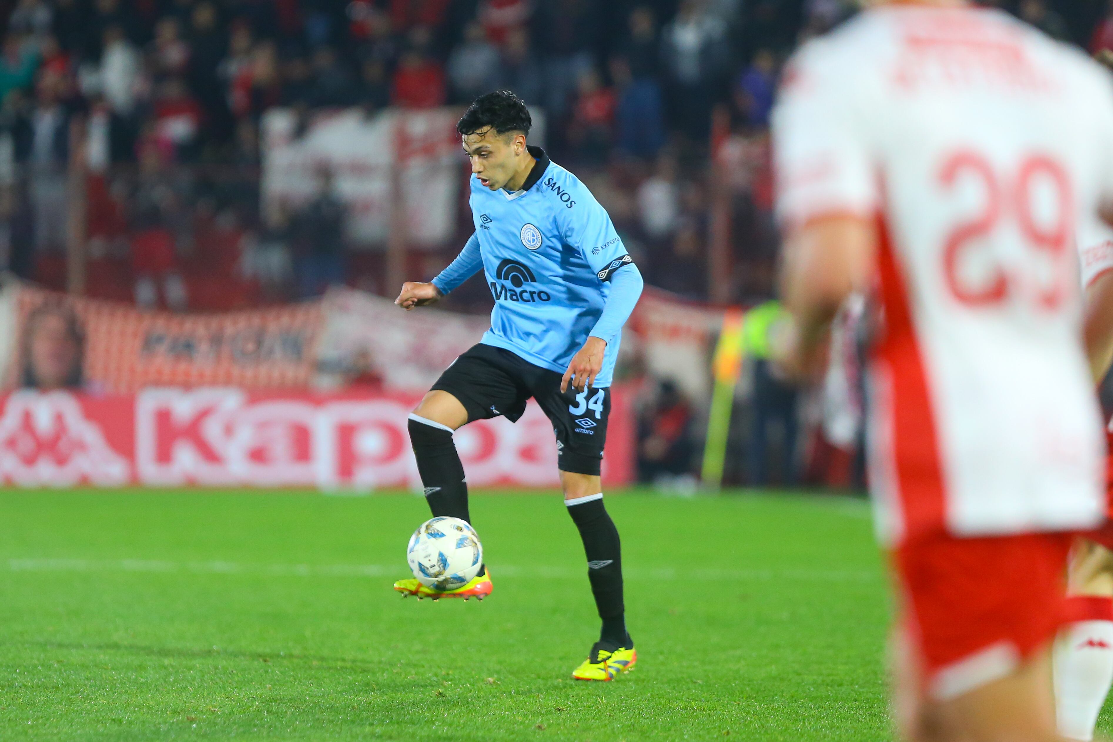 Gerónimo Heredia, volante de Belgrano en el partido ante Huracán, por la Liga Profesional. (Prensa Belgrano)