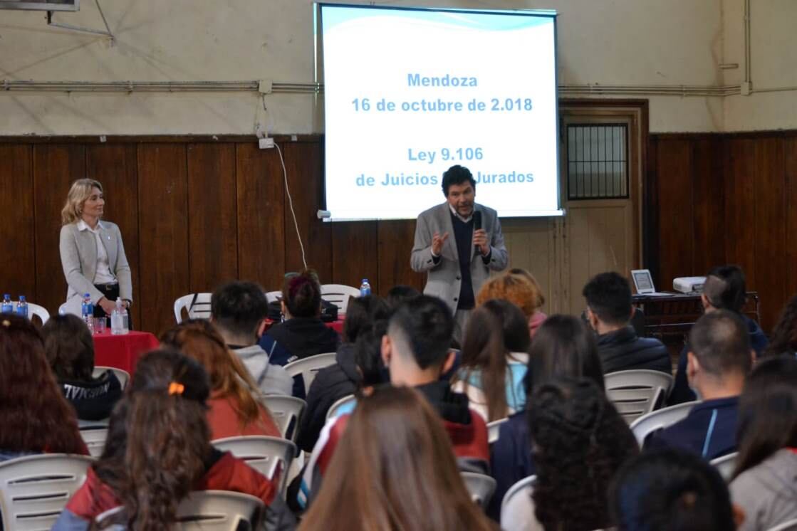 Los jueces recorrieron las escuelas del sur mendocino explicando como son los juicios por jurado.