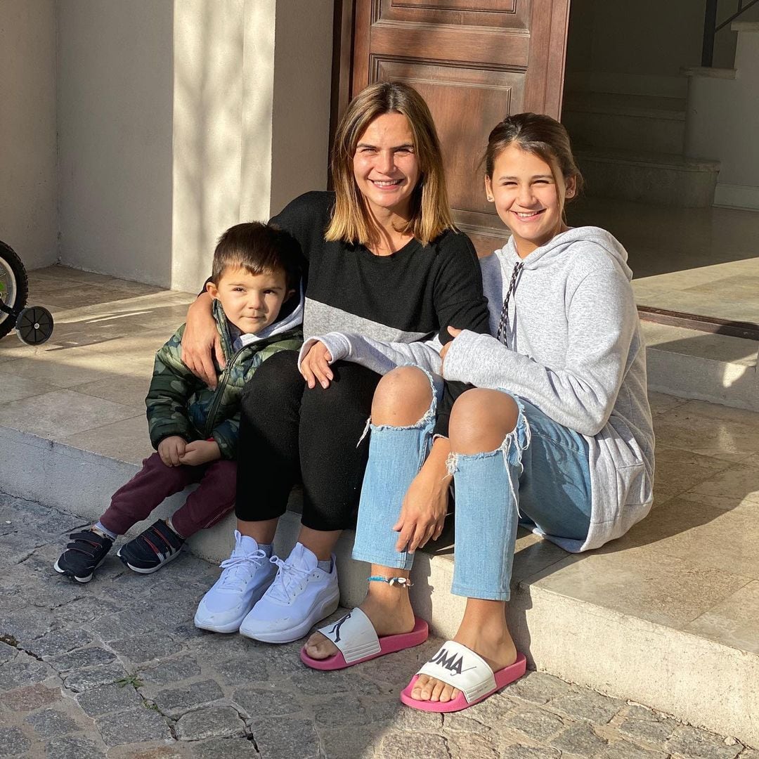 Amalia junto a Roque y Umma, sus dos hijos.