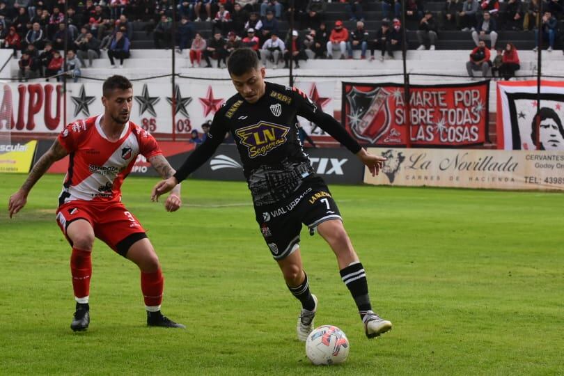 Deportivo Maipú no termina de cerrar su circuito futbolístico y perdió ante Estudiantes de Buenos Aires.