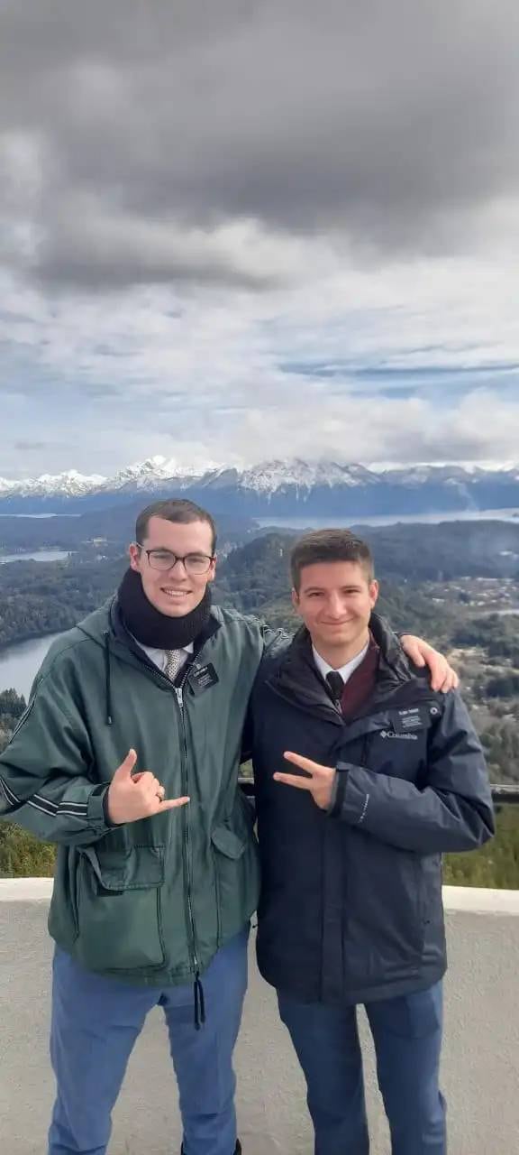 Junto a su compañero de viaje, Elder Daniel Tucker, recorren las calles de Bariloche.