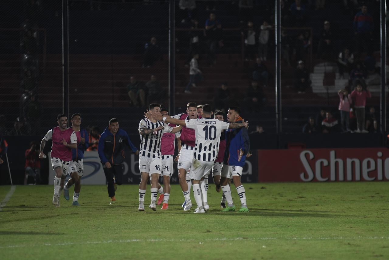 Locura total. Todos abrazan a Nahuel Bustos tras sus golazos ante Tigre. (Federico López Claro / La Voz).