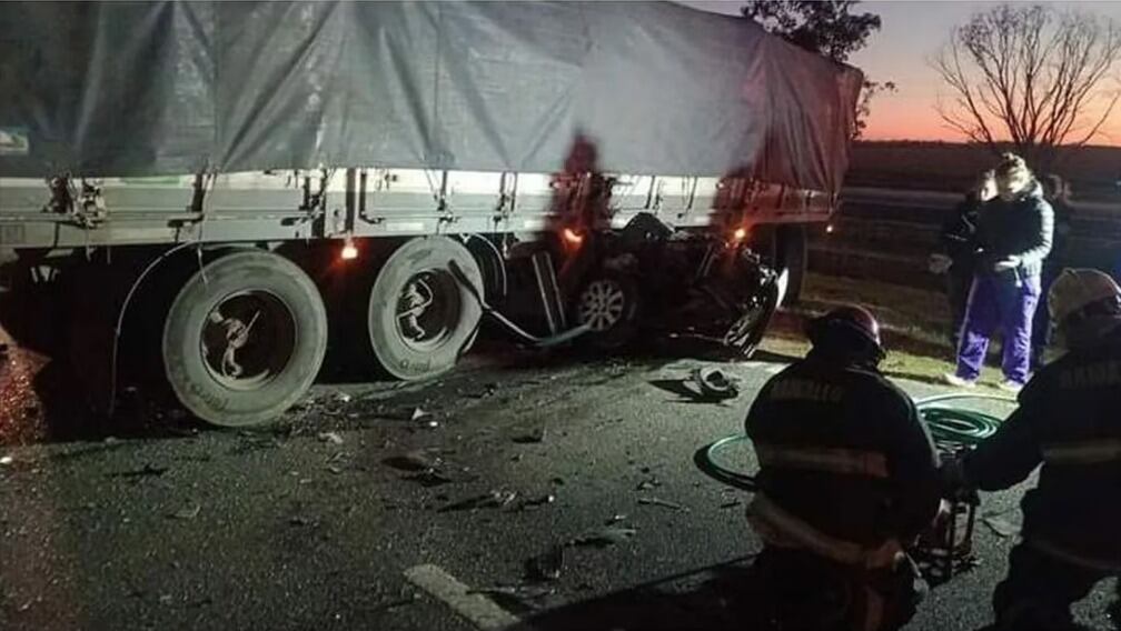 La hermana conducía el auto cuando chocó con el acoplado de un camión que intentaba doblar en "U".