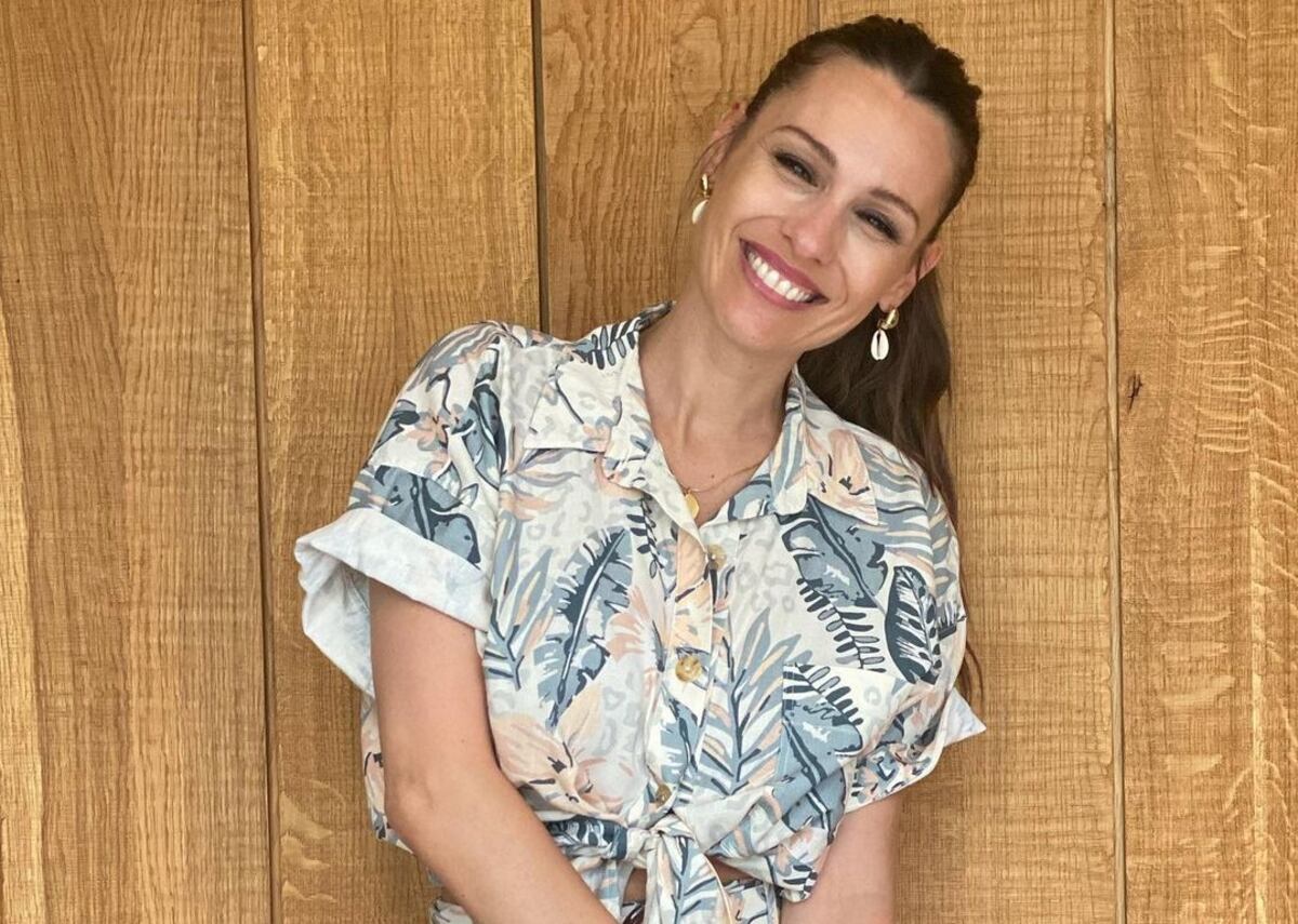 Pampita posó con su radiante sonrisa y muchos accesorios y enamoró a sus fans