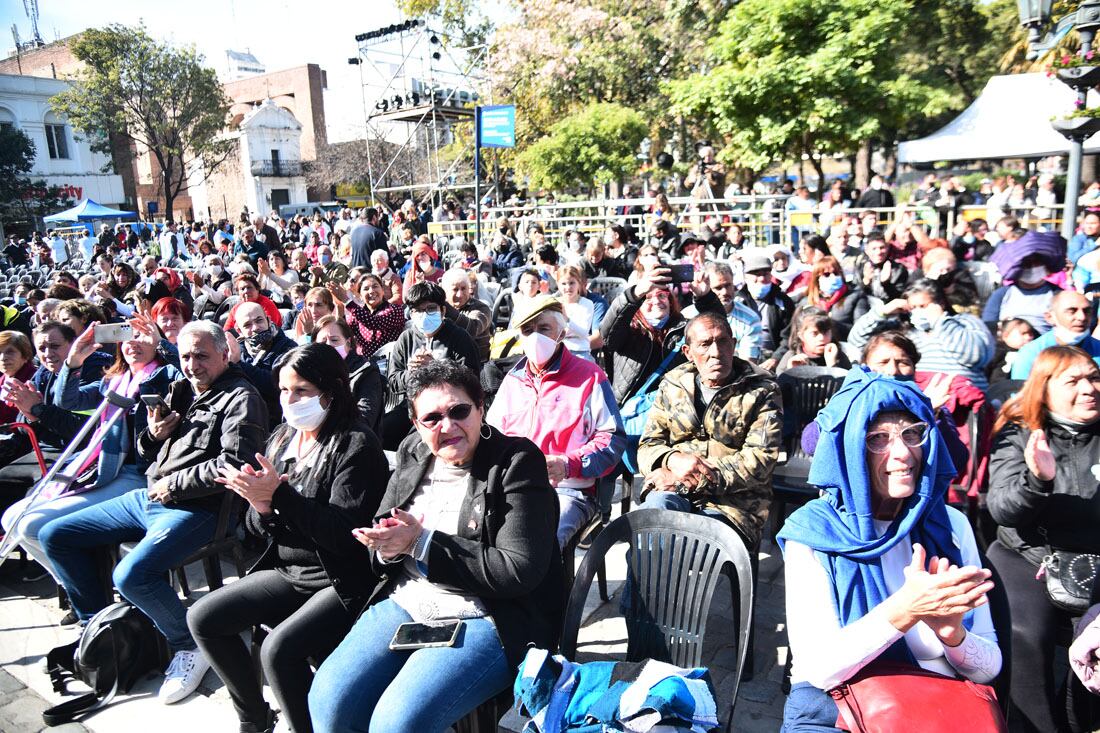 Cabildo de Cba. "El sol del 25 viene asomando",  chocolateada y espectáculos, (Pedro Casatillo/ La Voz)