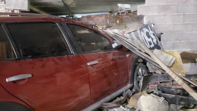 El auto derribó la pared de la habitación mientras dormía la familia.