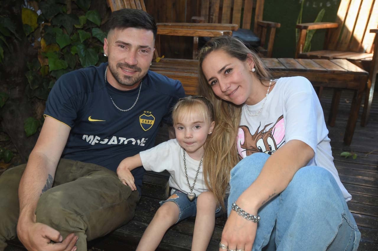 Ruth Dávila y Franco Ghiotto junto a su hija Juanita.