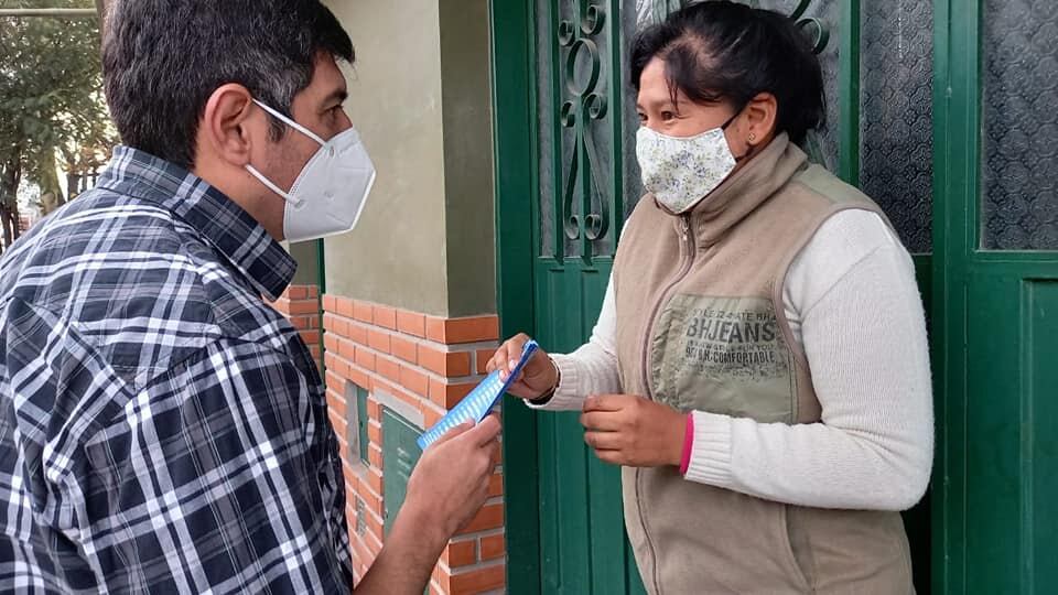 El candidato en primer término Martín Llamas dialogó en persona con los vecinos de la ciudad.