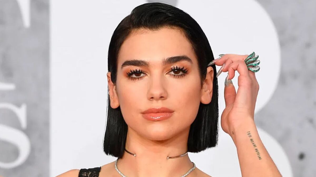 Dua Lipa se sumó a la tendencia del momento y encandiló con un look metalizado