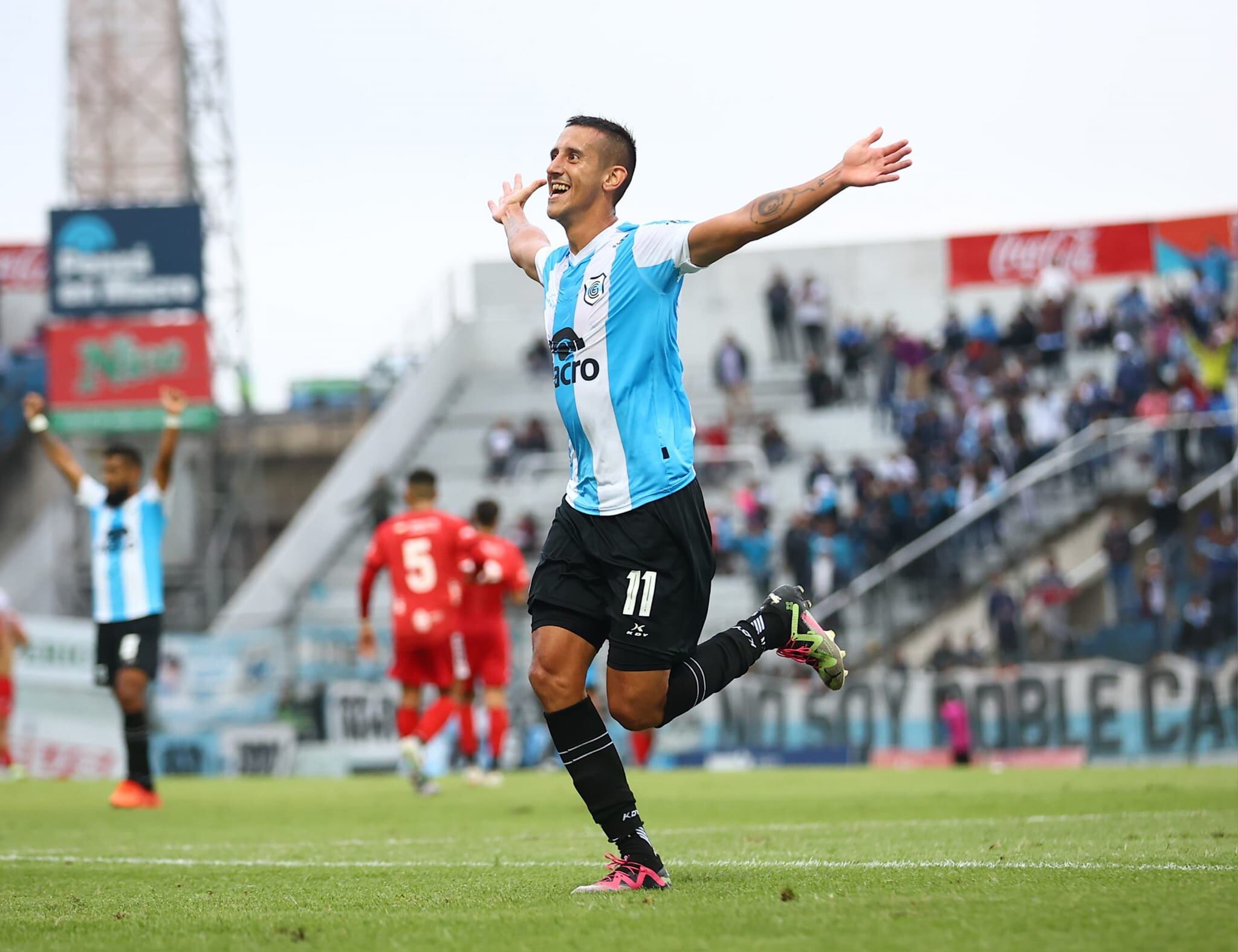 Aprovechó un error defensivo de Maipú y liquidó el partido: Emiliano Endrizzi festeja el segundo gol del "Lobo" en el encuentro de este domingo.