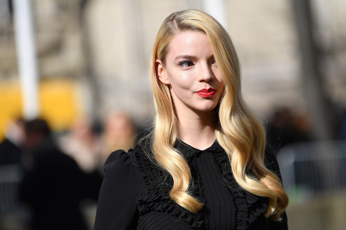 Anya Taylor-Joy otra vez fue tapa de la revista Vogue con un vestido rojo fuego sin hombros