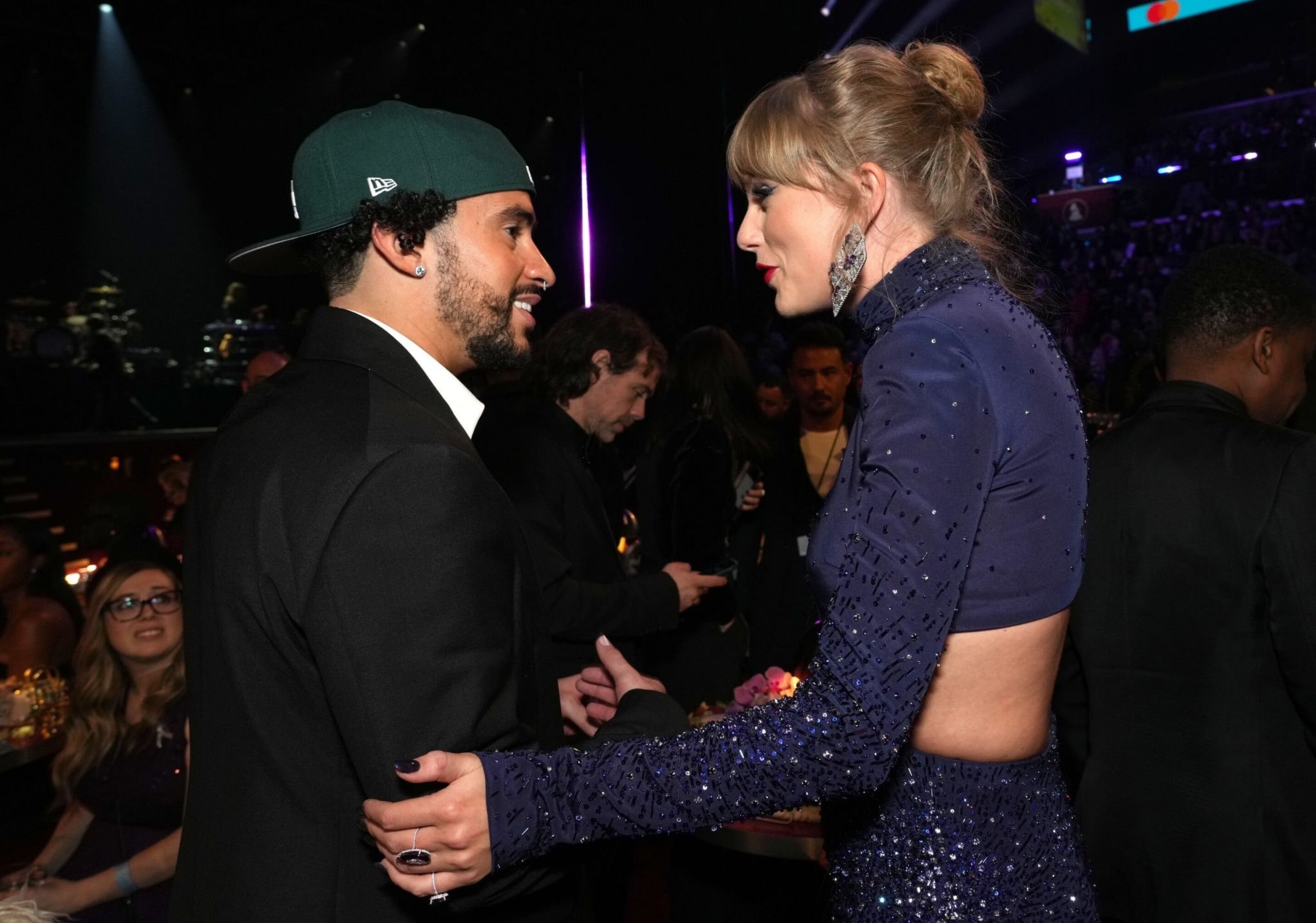 Así fue el encuentro entre Bad Bunny y Taylor Swift en los Premios Grammy 2023 que revolucionó las redes