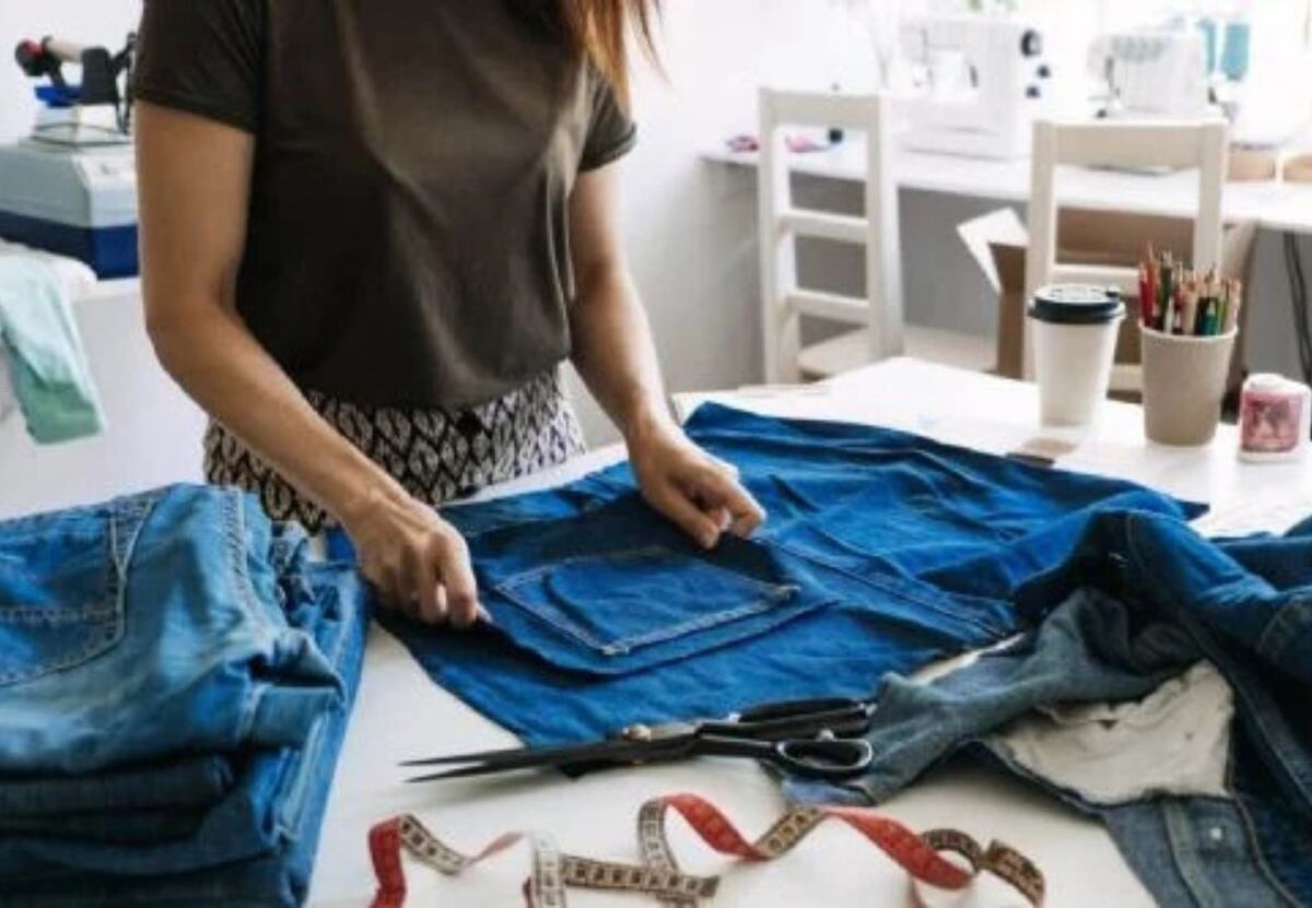 El truco para reciclar un pantalón de jean que no se usa y transformarlo en un top: el paso a paso