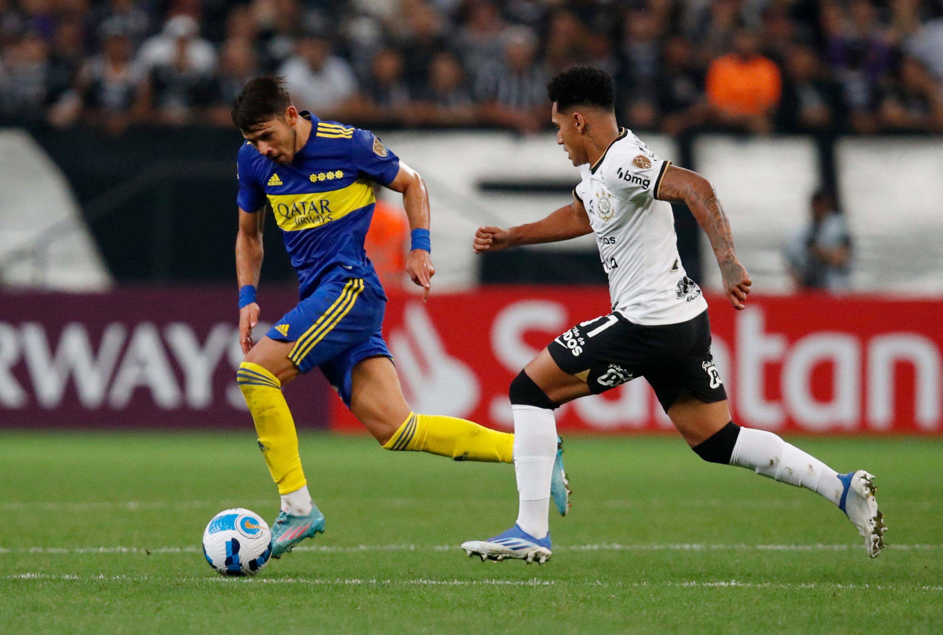 Óscar Romero lleva la pelota ante la marca de Du Queiroz.