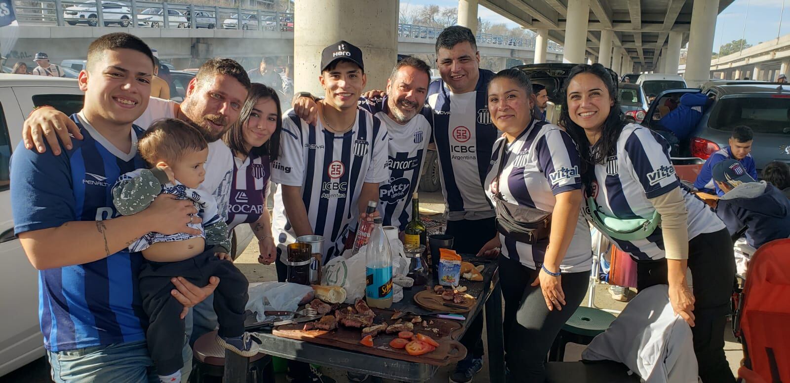 Hinchas de Talleres alrededor del Kempes.