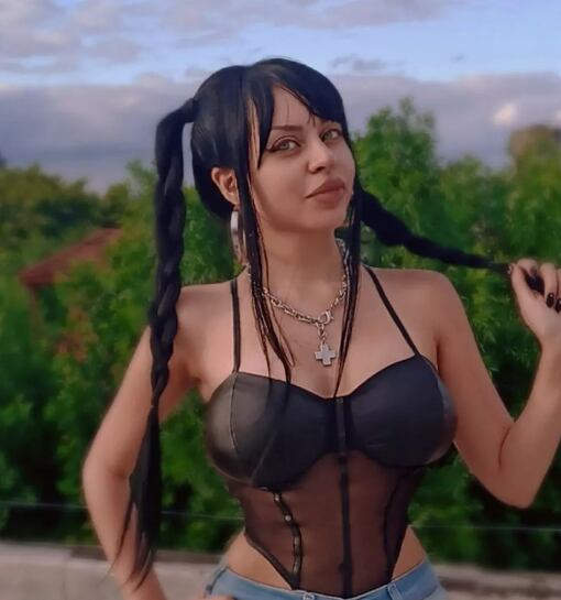 Lu Palavechino, la militante ultra hot de Milei, celebró la primavera con un look mega sensual
