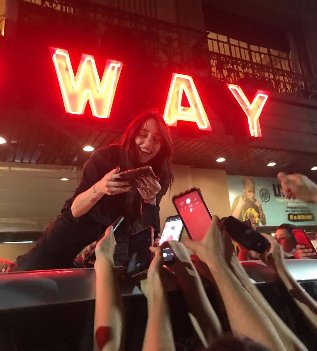 La rosarina se sacó selfies con sus seguidores en el techo de un auto. (@serraluisina)